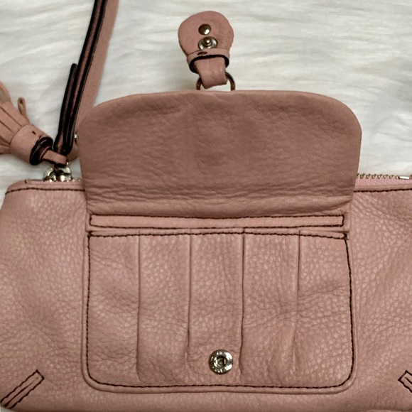 JUICY COUTURE PINK PEBBLE LEATHER WRISTLET NWOB - Picture 3 of 8
